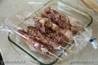 Мясо на шпажках в духовке, запеченное в рукаве