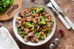 Куриная печень с брокколи