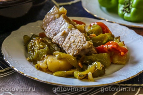 Свинина с овощами и слоеным тестом в тажине Свинина с овощами и слоеным тестом в тажине