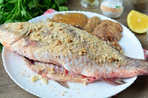 Жареный карась в сухарях