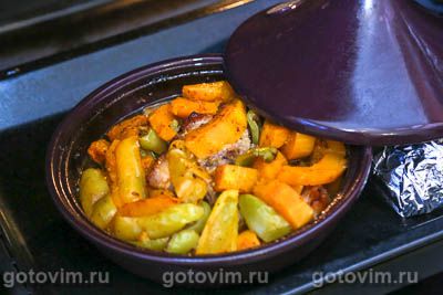 Тажин из свиной грудинки с тыквой и сладким перцем