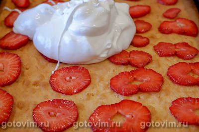 Пирог с клубникой, сливками и корочкой из взбитых белков