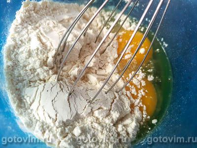 Песочный пирог с заварным кремом и консервированными абрикосами