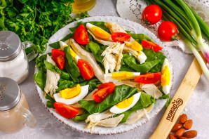Салат с миндалем и курицей