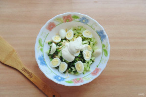 Салат с кальмарами и перепелиными яйцами