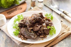 Куриная печень с медом и луком