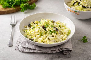 Салат из капусты с черносливом и яблоком