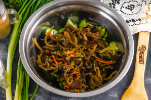 Салат с морской капустой и свежим огурцом
