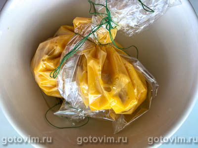 Омлет пашот с ряженкой, черным хлебом и каперсами Омлет пашот с ряженкой, черным хлебом и каперсами