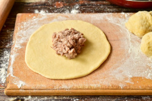 Лепешка с фасолью и фаршем