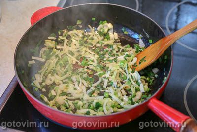 Свинина по-гречески, тушенная с сельдереем и зеленым луком в соусе авголемоно  