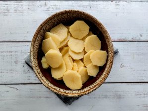 Жареная картошка кольцами в сковороде Жареная картошка кольцами в сковороде