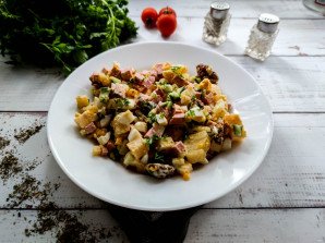 Салат с грецкими орехами и колбасой