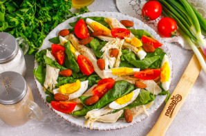 Салат с миндалем и курицей