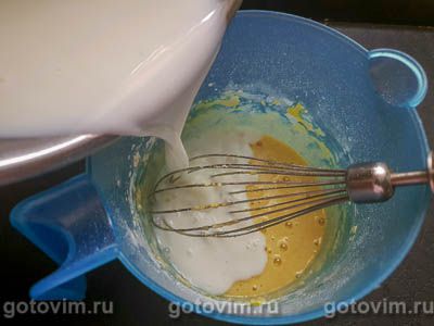 Песочный пирог с заварным кремом и консервированными абрикосами