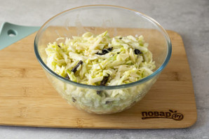 Салат из капусты с черносливом и яблоком