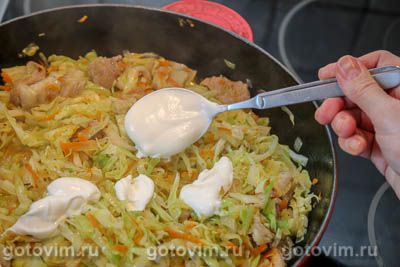 Капуста с мясом, тушенная со сметаной