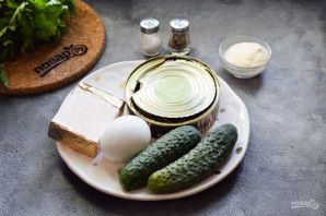 Салат со шпротами и огурцами