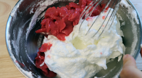 Клубничный десерт из трех ингредиентов, пошаговый рецепт с фото