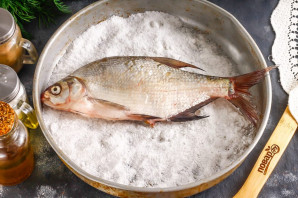 Лещ в соли в духовке