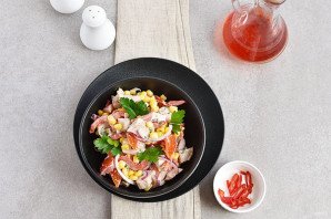 Салат с помидорами и куриным филе