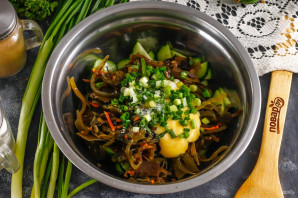 Салат с морской капустой и свежим огурцом