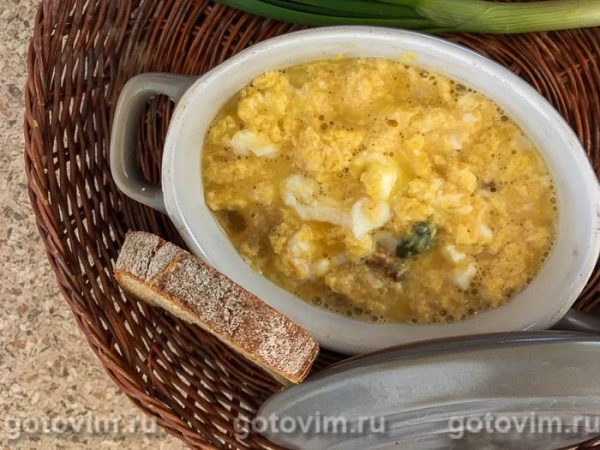 Омлет пашот с ряженкой, черным хлебом и каперсами Омлет пашот с ряженкой, черным хлебом и каперсами