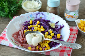 Салат из краснокочанной капусты с колбасой Салат из краснокочанной капусты с колбасой
