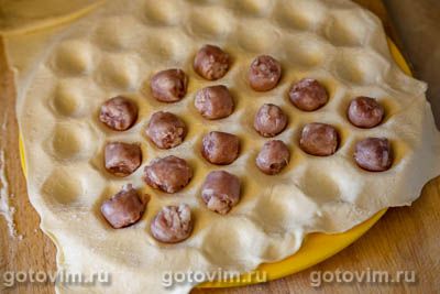 Мини-пирожки из слоеного теста в форме для пельменей