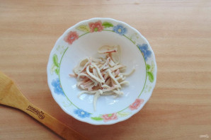 Салат с кальмарами и перепелиными яйцами