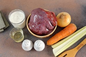 Говяжья печень тушеная с сельдереем