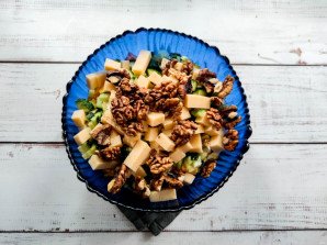 Салат с грецкими орехами и колбасой