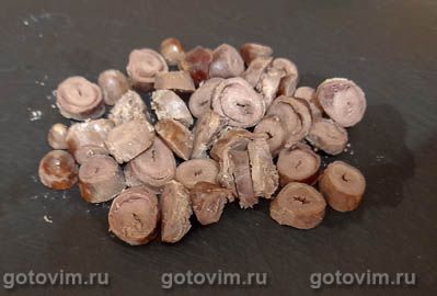 Легкий салат из куриных сердечек с маринованными огурцами