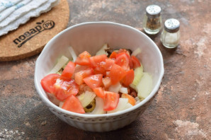 Салат с фасолью и морепродуктами