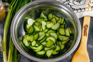 Салат с морской капустой и свежим огурцом