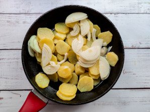 Жареная картошка кольцами в сковороде Жареная картошка кольцами в сковороде