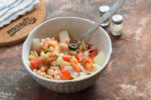 Салат с фасолью и морепродуктами