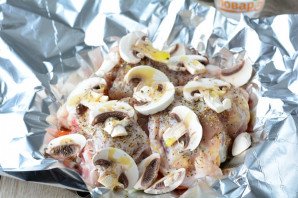 Курица с грибами в фольге Курица с грибами в фольге