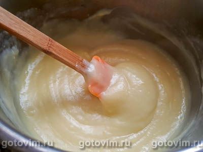 Песочный пирог с заварным кремом и консервированными абрикосами