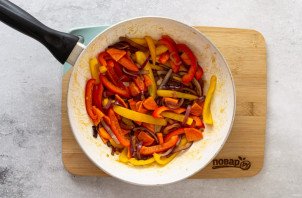 Карамелизированные овощи в сковороде Карамелизированные овощи в сковороде