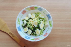 Салат с кальмарами и перепелиными яйцами