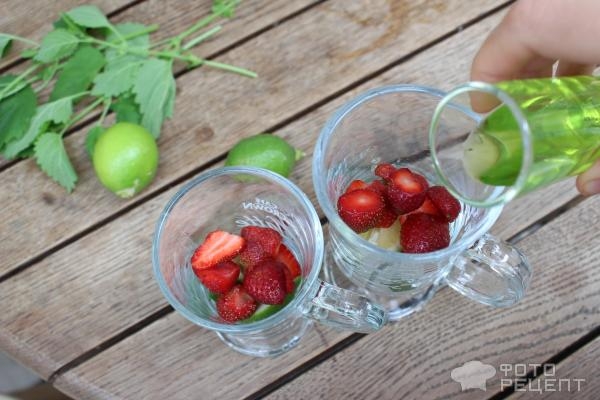 Рецепт: Клубничный мохито - без алкогольный, просто и красиво