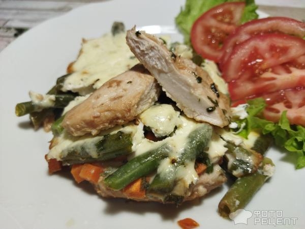 Рецепт: Куриное филе со стручковой фасолью - под творожной заливкой в духовке