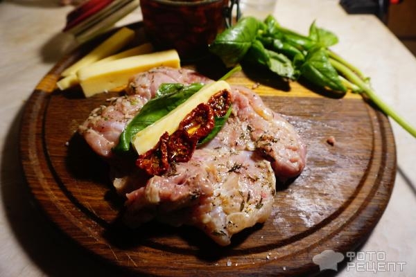 Рецепт: Окорочка во французском стиле с булгуром - с вялеными помидорами, моцареллой и базиликом