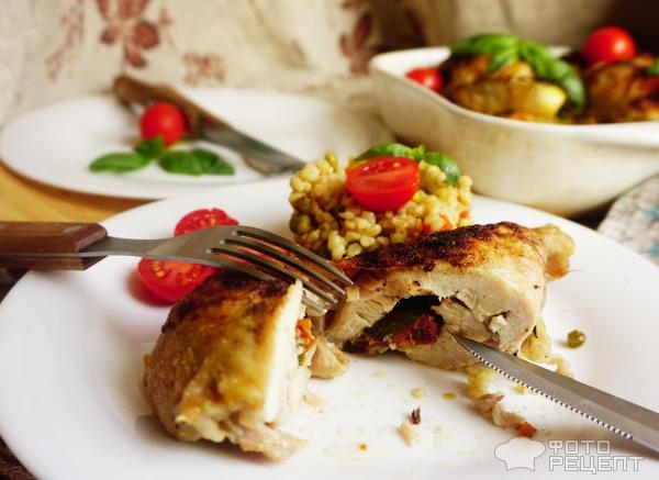 Рецепт: Окорочка во французском стиле с булгуром - с вялеными помидорами, моцареллой и базиликом