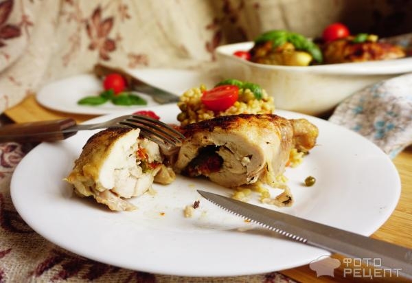 Рецепт: Окорочка во французском стиле с булгуром - с вялеными помидорами, моцареллой и базиликом