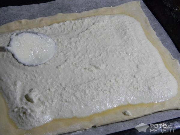 Рецепт: Пирог из слоеного теста с творогом и свежими ягодами - со сметаной и агар-агаром Рецепт: Пирог из слоеного теста с творогом и свежими ягодами - со сметаной и агар-агаром