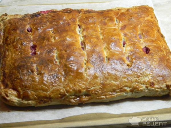 Рецепт: Пирог из слоеного теста с творогом и свежими ягодами - со сметаной и агар-агаром Рецепт: Пирог из слоеного теста с творогом и свежими ягодами - со сметаной и агар-агаром