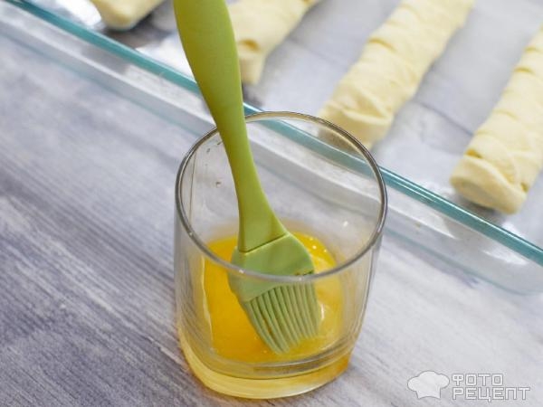 Рецепт: Слойки с моцареллой - Косички с палочками моцареллы - быстро и вкусно!