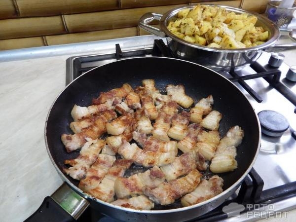 Рецепт: Жареная свиная грудинка с картошкой и луком - вкусно и по-домашнему